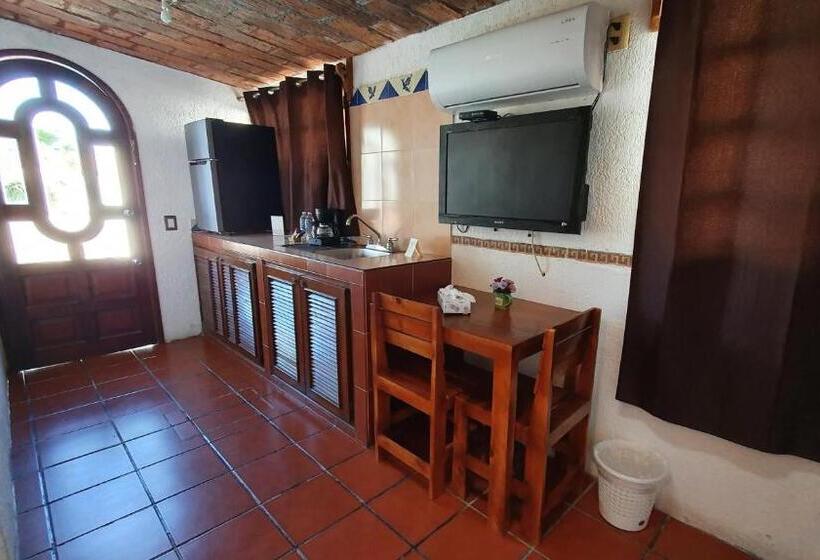 Hill House Mazatlan   Bed & Breakfast