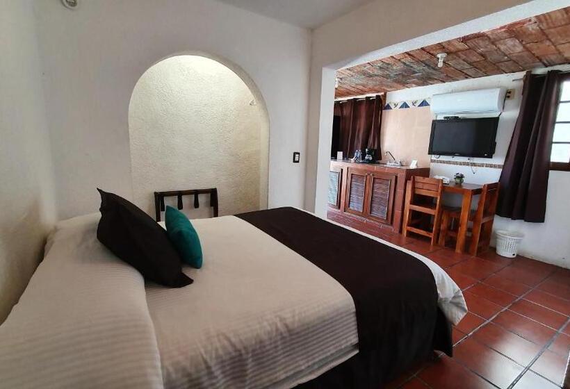 Hill House Mazatlan   Bed & Breakfast