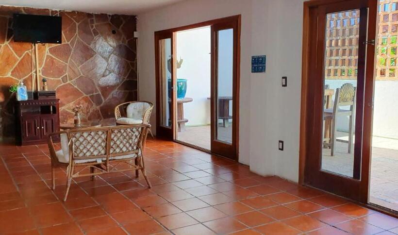 Hill House Mazatlan   Bed & Breakfast