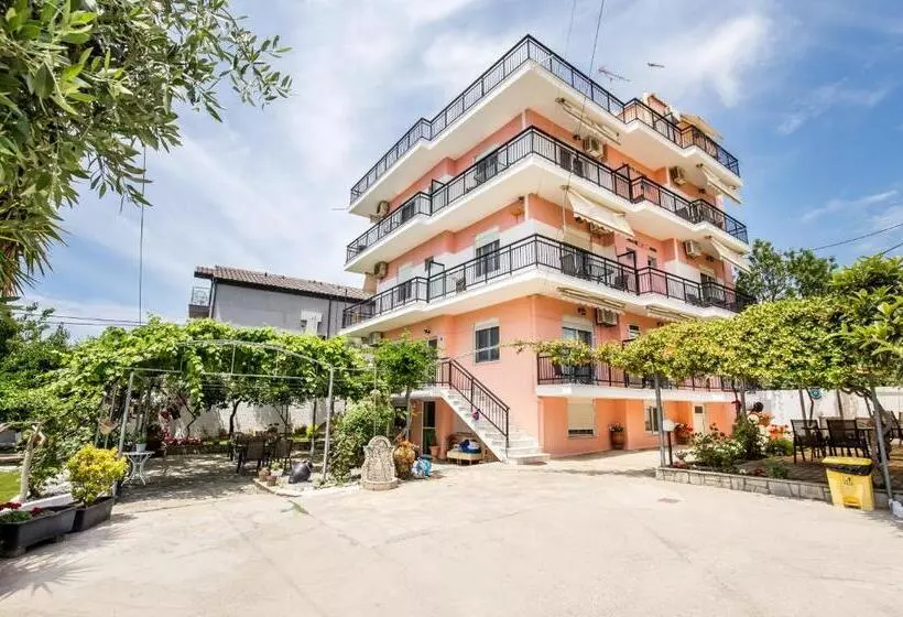 Hotelli Ianos Apartments