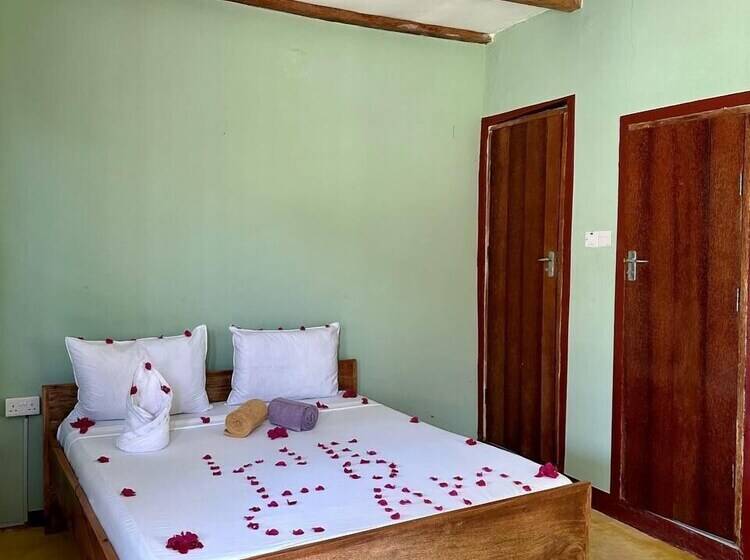 فندق Josh's Paradise