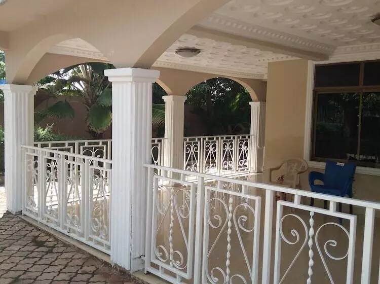 Majatalo Krobia Executive Lodge