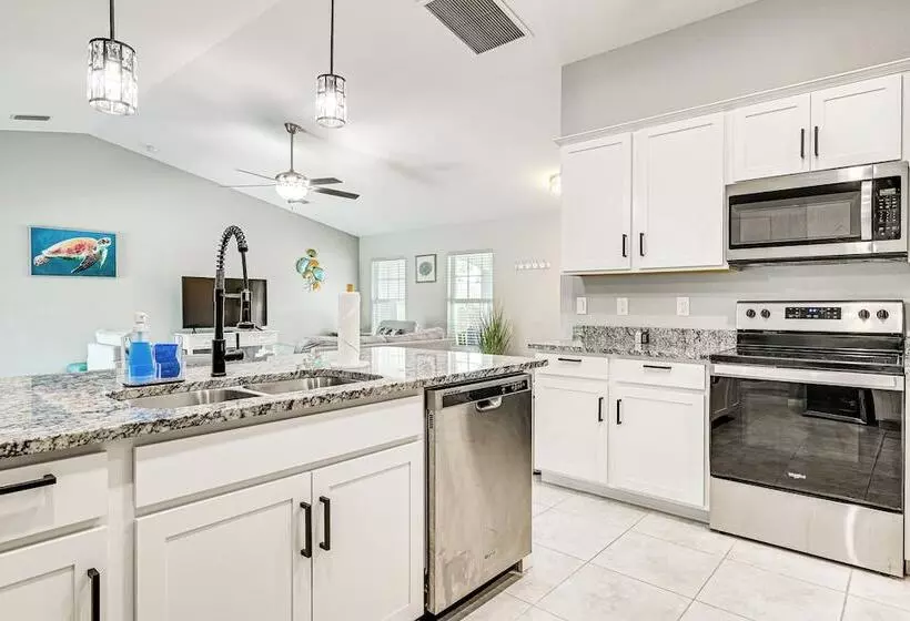 Saltwater Pool & Game Room: Gulf Coast Retreat