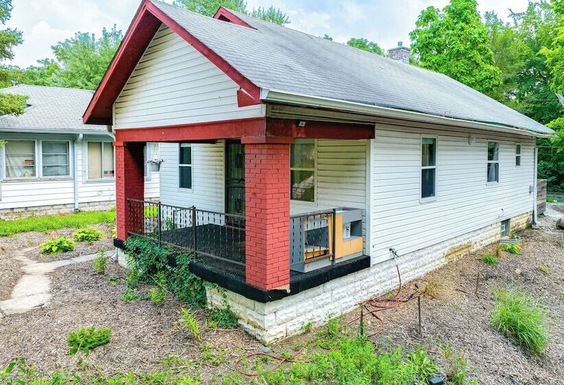 Cozy Home W/ Yard < 3 Mi To Downtown Indianapolis!