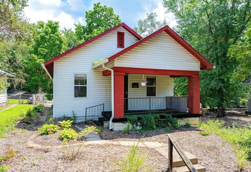 Cozy Home W/ Yard < 3 Mi To Downtown Indianapolis!