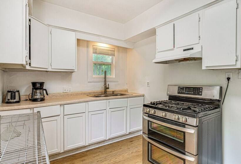 Cozy Home W/ Yard < 3 Mi To Downtown Indianapolis!