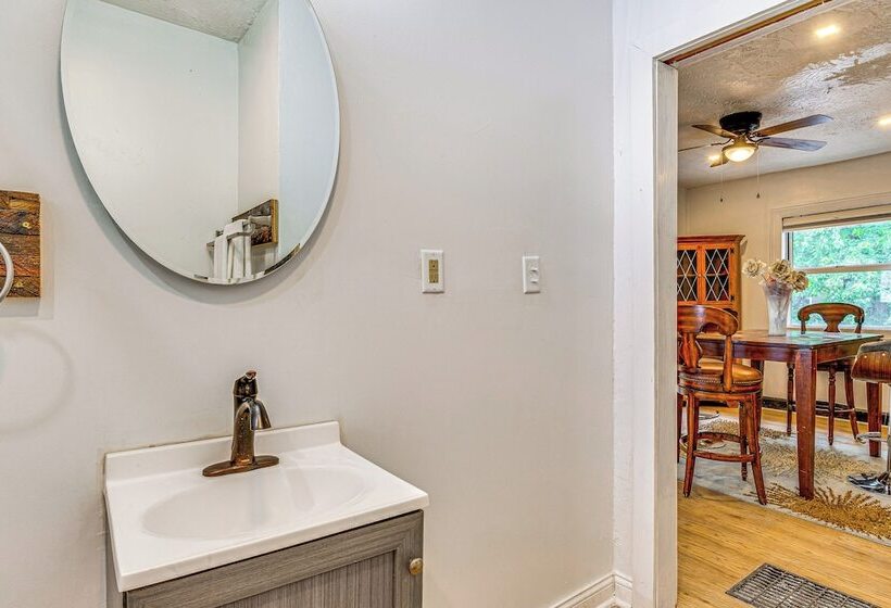 Cozy Home W/ Yard < 3 Mi To Downtown Indianapolis!