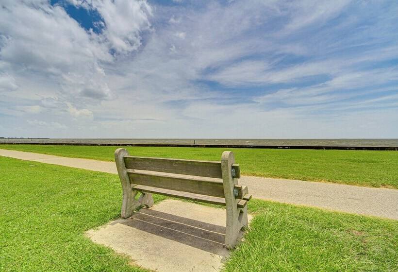 Eclectic Mandeville Home: Walk To Lakefront Park