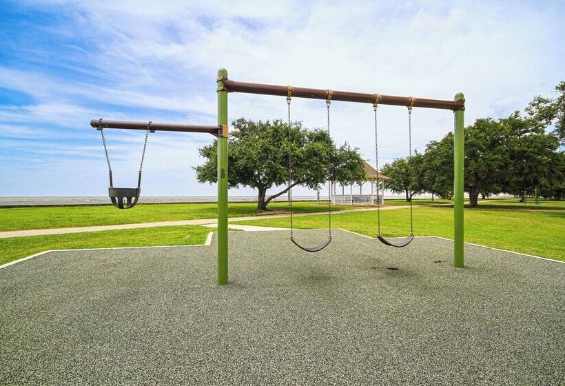 Eclectic Mandeville Home: Walk To Lakefront Park