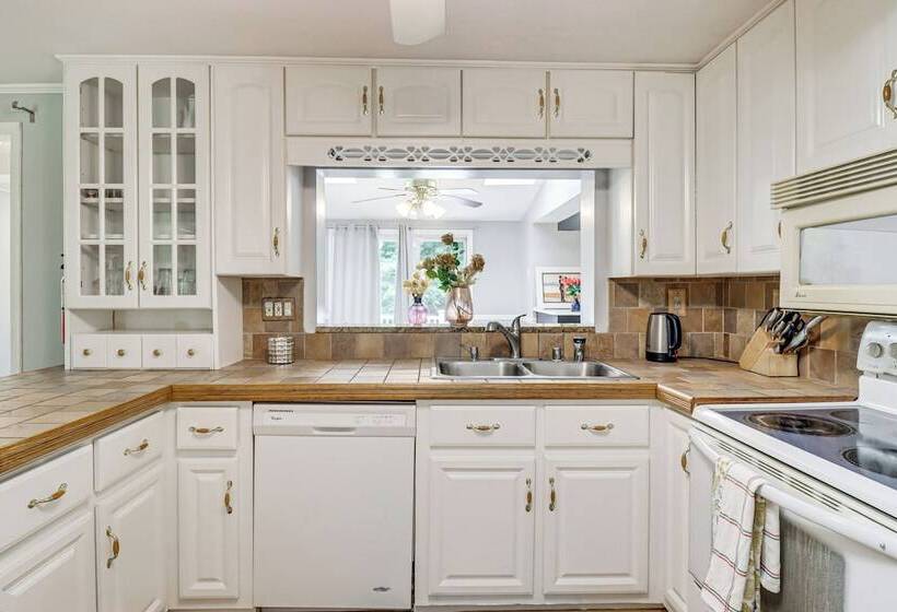 Family Friendly Home W/ Grill: 15 Mi To Baltimore!