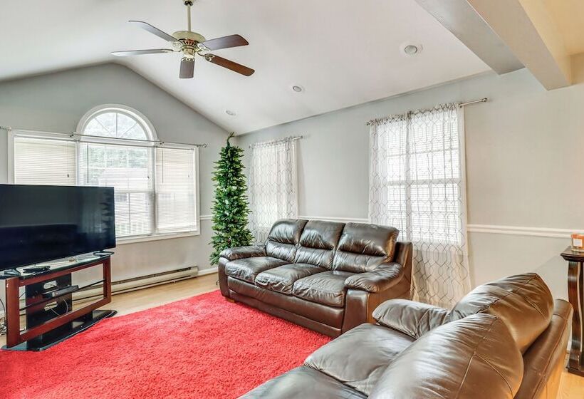 Family Friendly Home W/ Grill: 15 Mi To Baltimore!