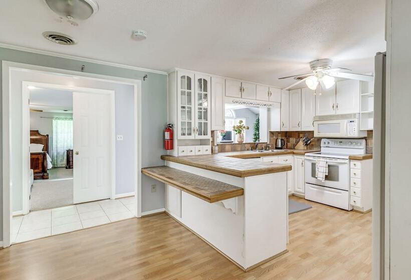 Family Friendly Home W/ Grill: 15 Mi To Baltimore!