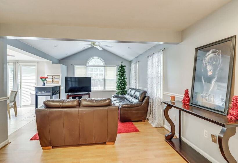 Family Friendly Home W/ Grill: 15 Mi To Baltimore!