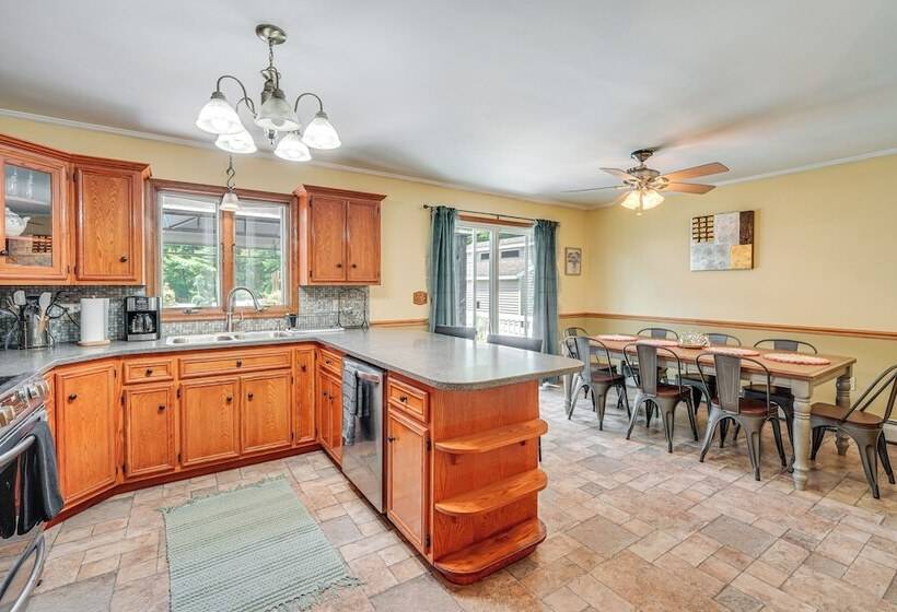 Pool, Yard & Game Room: Family Home In Kunkletown