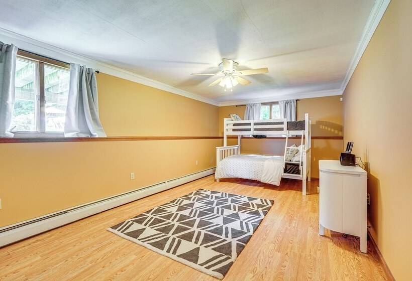 Pool, Yard & Game Room: Family Home In Kunkletown