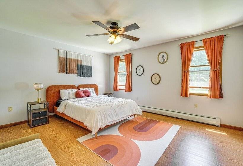 Pool, Yard & Game Room: Family Home In Kunkletown