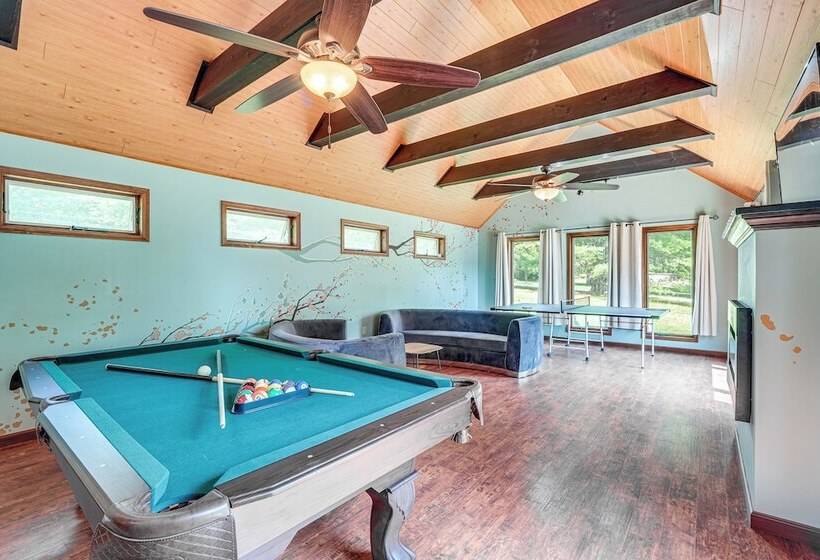 Pool, Yard & Game Room: Family Home In Kunkletown