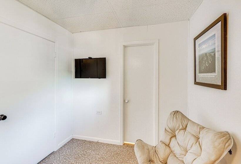 Lakeside Hot Springs Retreat W/ Pool Table!