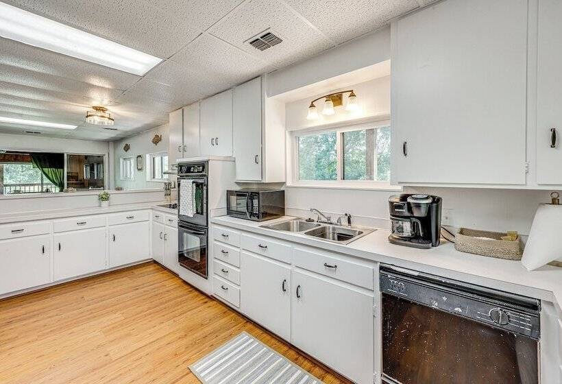 Lakeside Hot Springs Retreat W/ Pool Table!