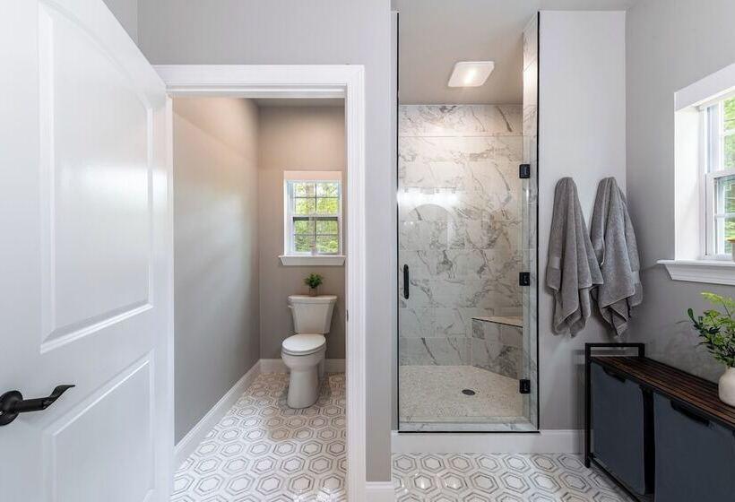 Luxuriously Lakeside By Avantstay | Lakefront Retreat