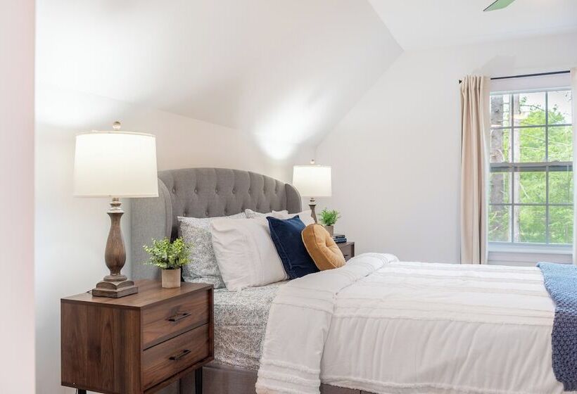 Luxuriously Lakeside By Avantstay | Lakefront Retreat