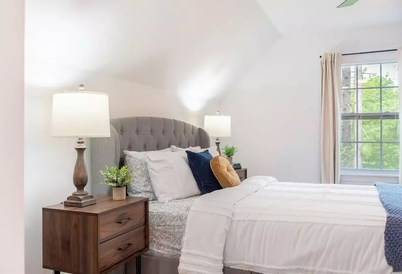 Luxuriously Lakeside By Avantstay | Lakefront Retreat