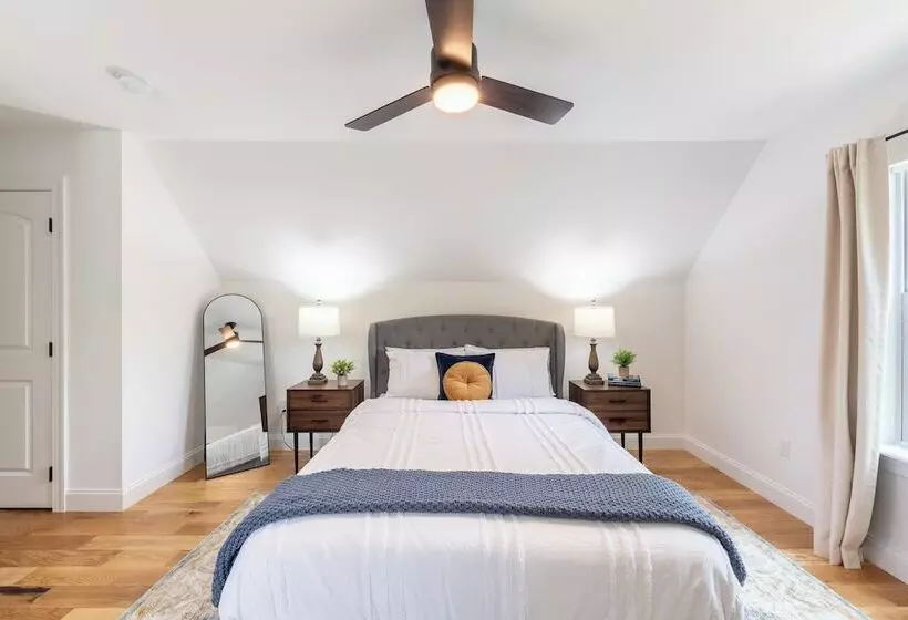 Luxuriously Lakeside By Avantstay | Lakefront Retreat