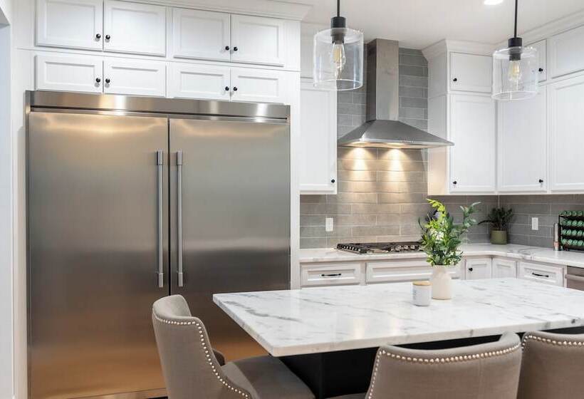 Luxuriously Lakeside By Avantstay | Lakefront Retreat