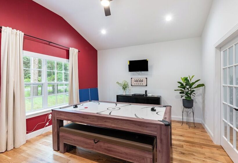 Luxuriously Lakeside By Avantstay | Lakefront Retreat