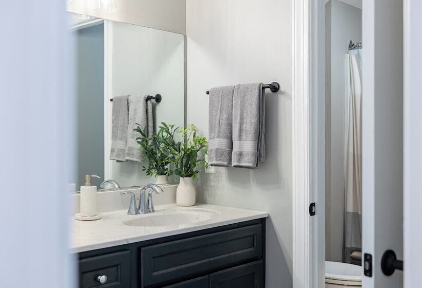 Luxuriously Lakeside By Avantstay | Lakefront Retreat