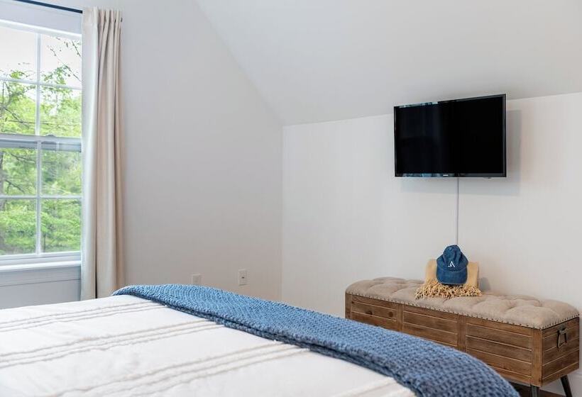 Luxuriously Lakeside By Avantstay | Lakefront Retreat