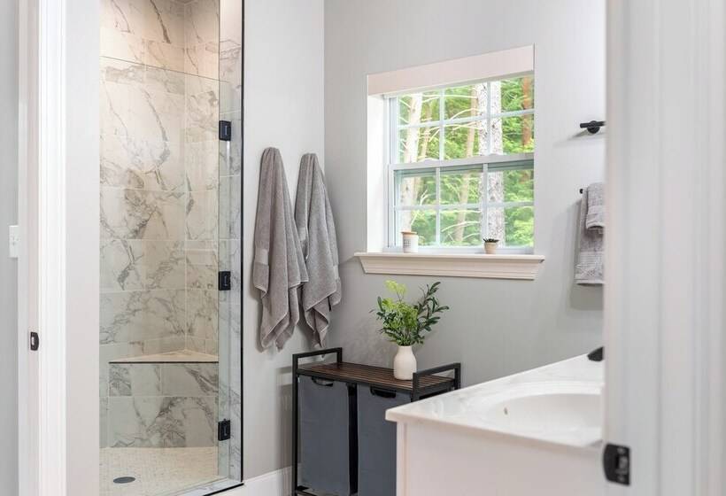 Luxuriously Lakeside By Avantstay | Lakefront Retreat