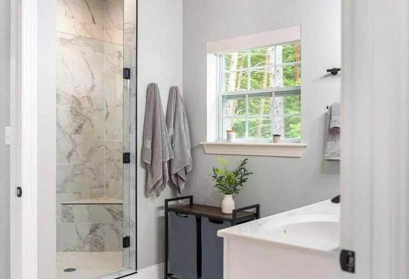 Luxuriously Lakeside By Avantstay | Lakefront Retreat
