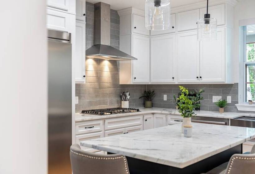 Luxuriously Lakeside By Avantstay | Lakefront Retreat