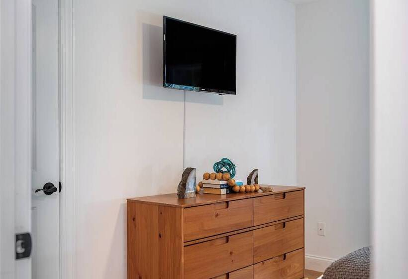 Luxuriously Lakeside By Avantstay | Lakefront Retreat