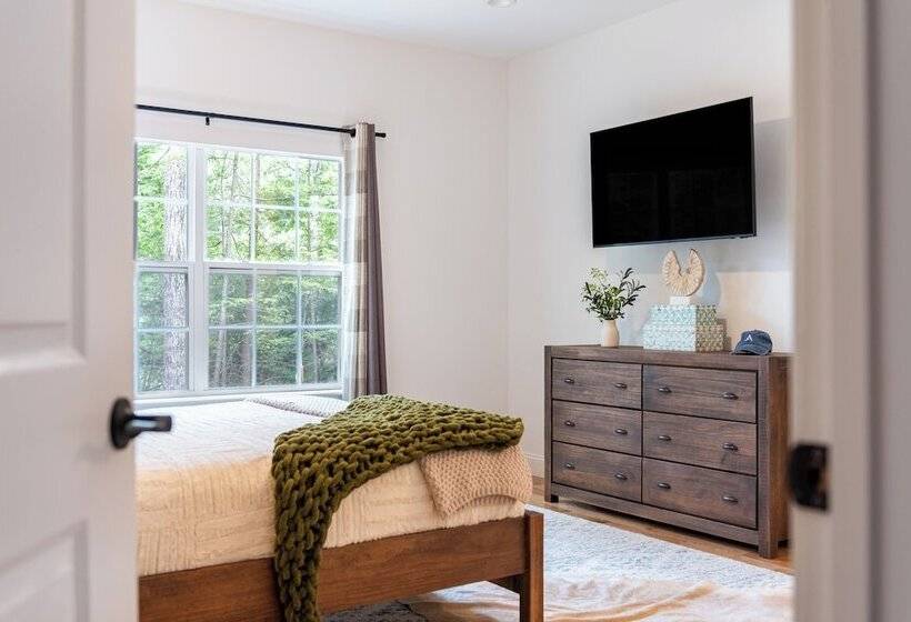 Luxuriously Lakeside By Avantstay | Lakefront Retreat