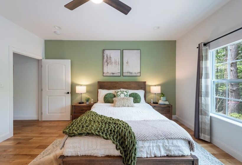 Luxuriously Lakeside By Avantstay | Lakefront Retreat