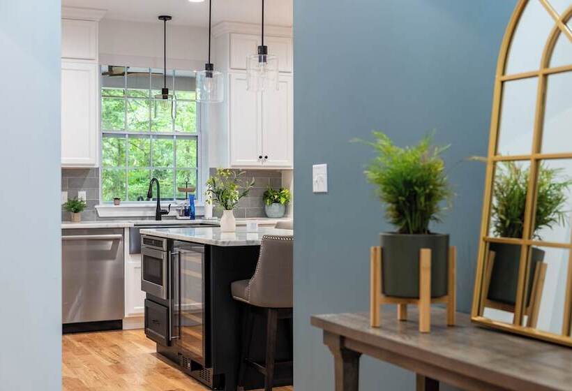 Luxuriously Lakeside By Avantstay | Lakefront Retreat