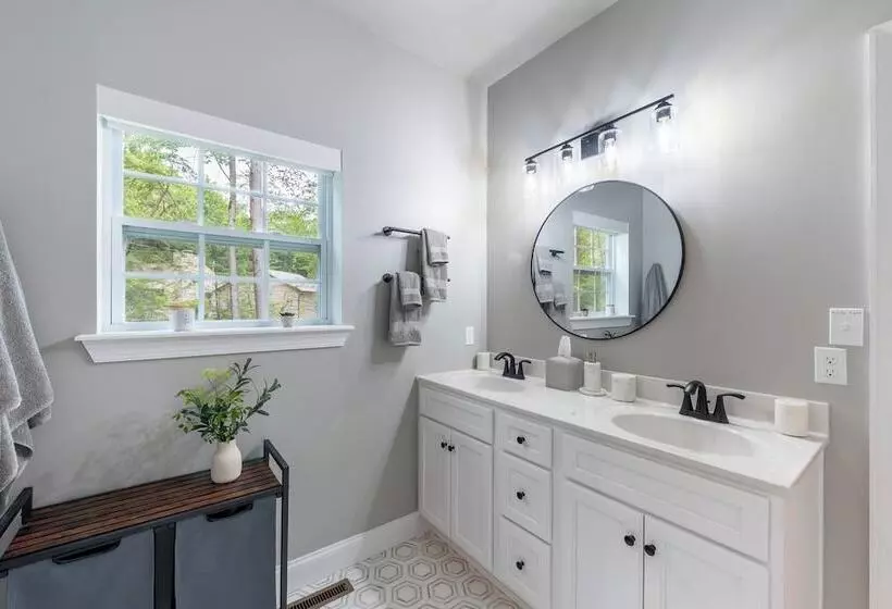 Luxuriously Lakeside By Avantstay | Lakefront Retreat