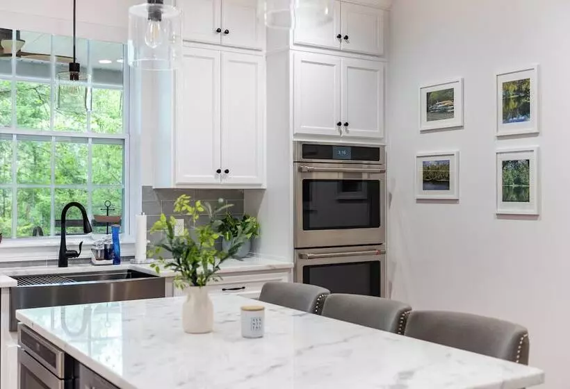 Luxuriously Lakeside By Avantstay | Lakefront Retreat