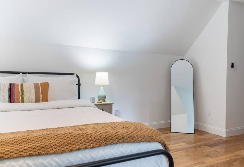 Luxuriously Lakeside By Avantstay | Lakefront Retreat