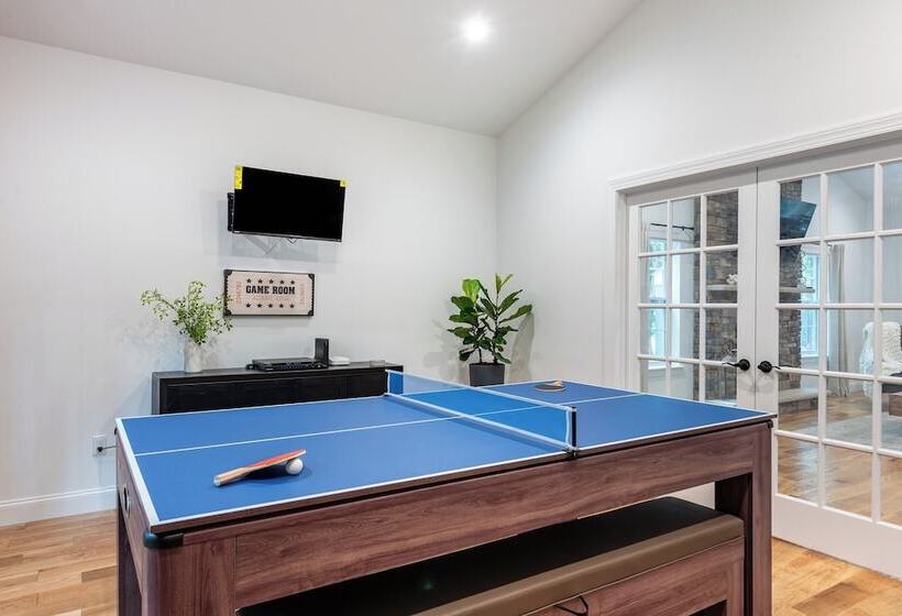 Luxuriously Lakeside By Avantstay | Lakefront Retreat