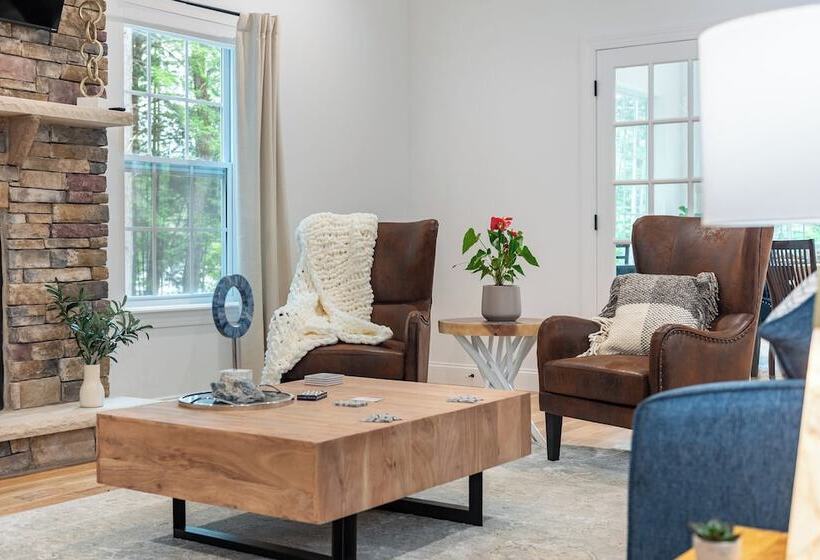 Luxuriously Lakeside By Avantstay | Lakefront Retreat