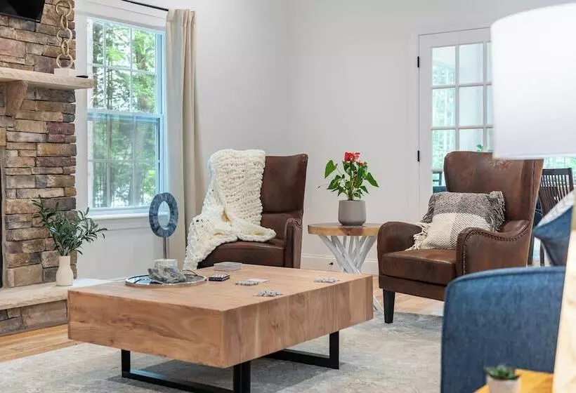 Luxuriously Lakeside By Avantstay | Lakefront Retreat