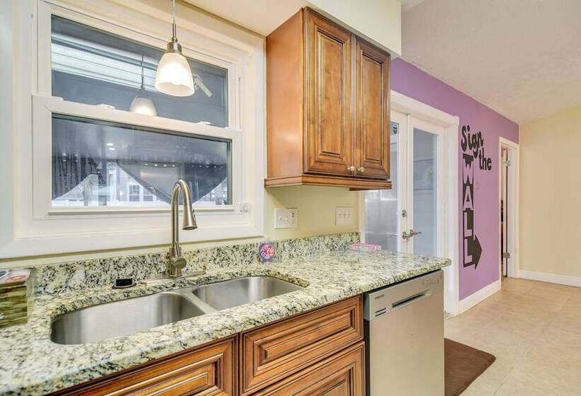 Pet Friendly Tampa Bay Getaway: Walk To The Water!