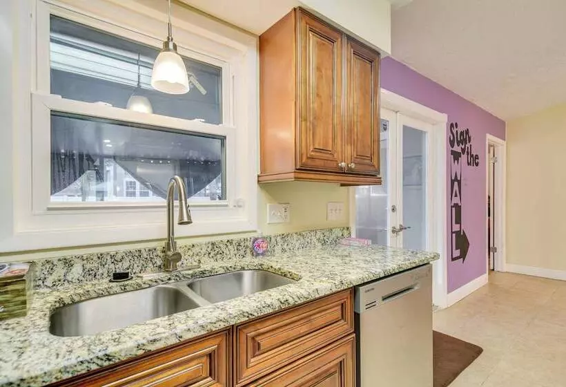 Pet Friendly Tampa Bay Getaway: Walk To The Water!