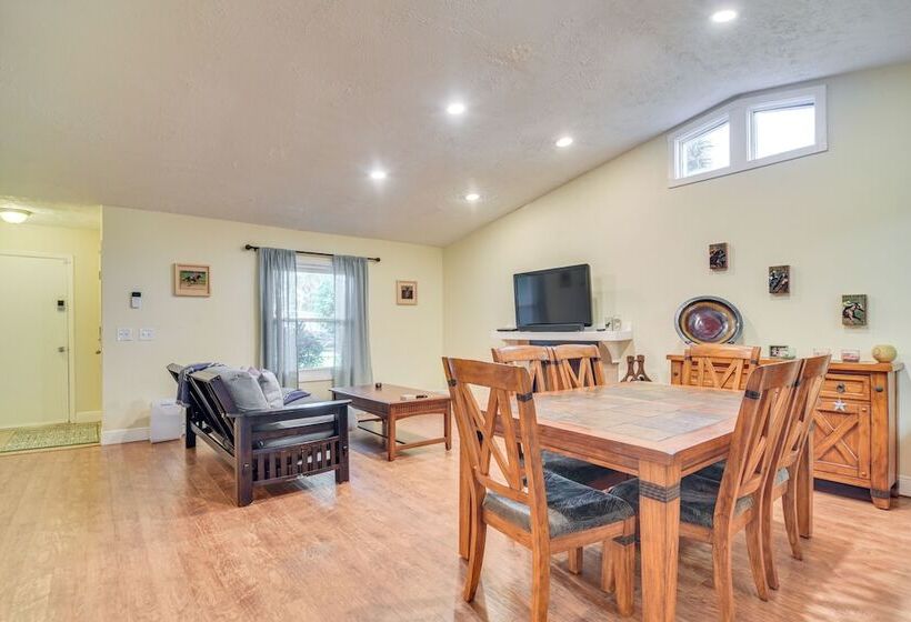 Pet Friendly Tampa Bay Getaway: Walk To The Water!