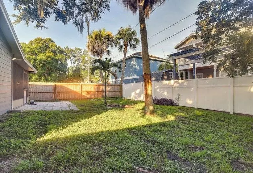 Pet Friendly Tampa Bay Getaway: Walk To The Water!