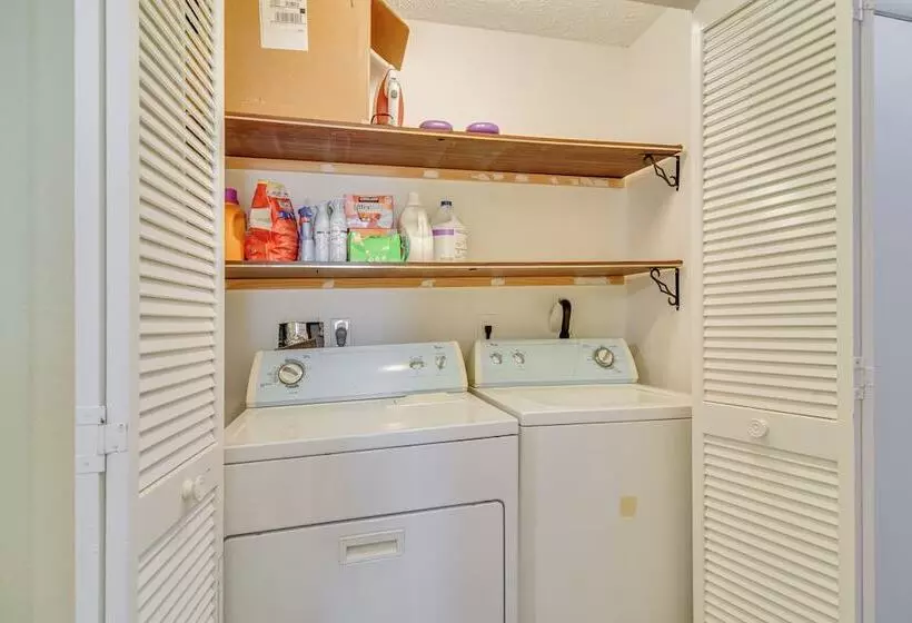 Pet Friendly Tampa Bay Getaway: Walk To The Water!