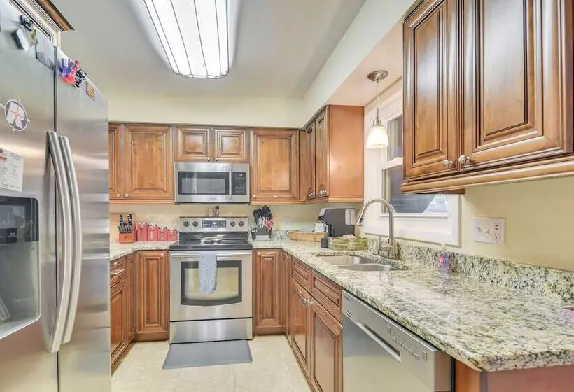 Pet Friendly Tampa Bay Getaway: Walk To The Water!